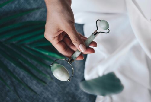 The Weight of Calm: Why Heavy, Chilled Tools are the New "Neural Reset" for Skin