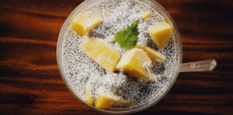The Hydration-Gel: 4 Fruit-Forward Chia Puddings for Sustained "Neural-Fuel"
