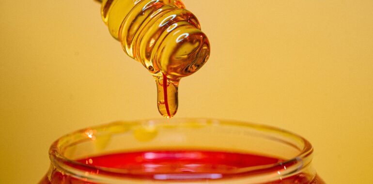 The Humectant Reset: 6 Honey-Based DIY Masks for Dermal Restoration