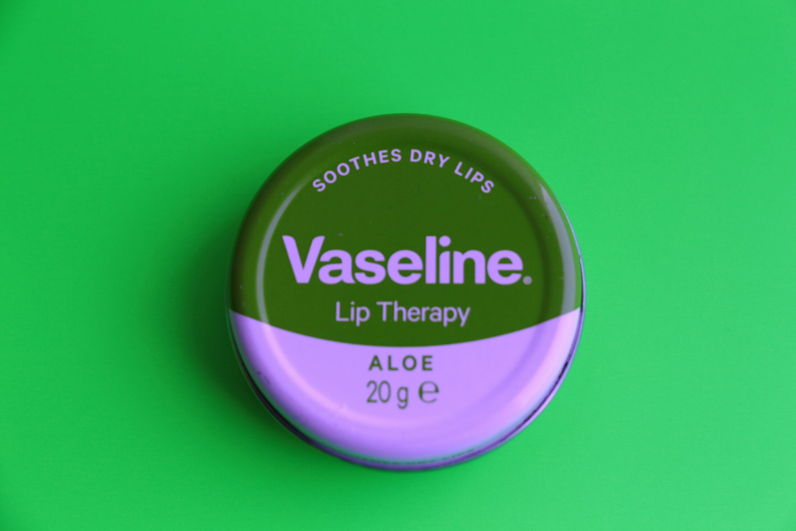 The Occlusive Upgrade: 5 High-Utility Vaseline "hacks" for a Pro-Level Finish