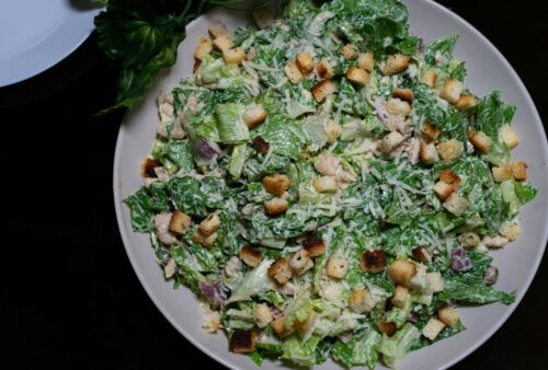 The High-Protein Bistro Quick-Fix: Master the Crispy Chicken Caesar Flatbread