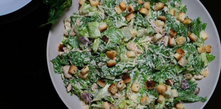 The High-Protein Bistro Quick-Fix: Master the Crispy Chicken Caesar Flatbread