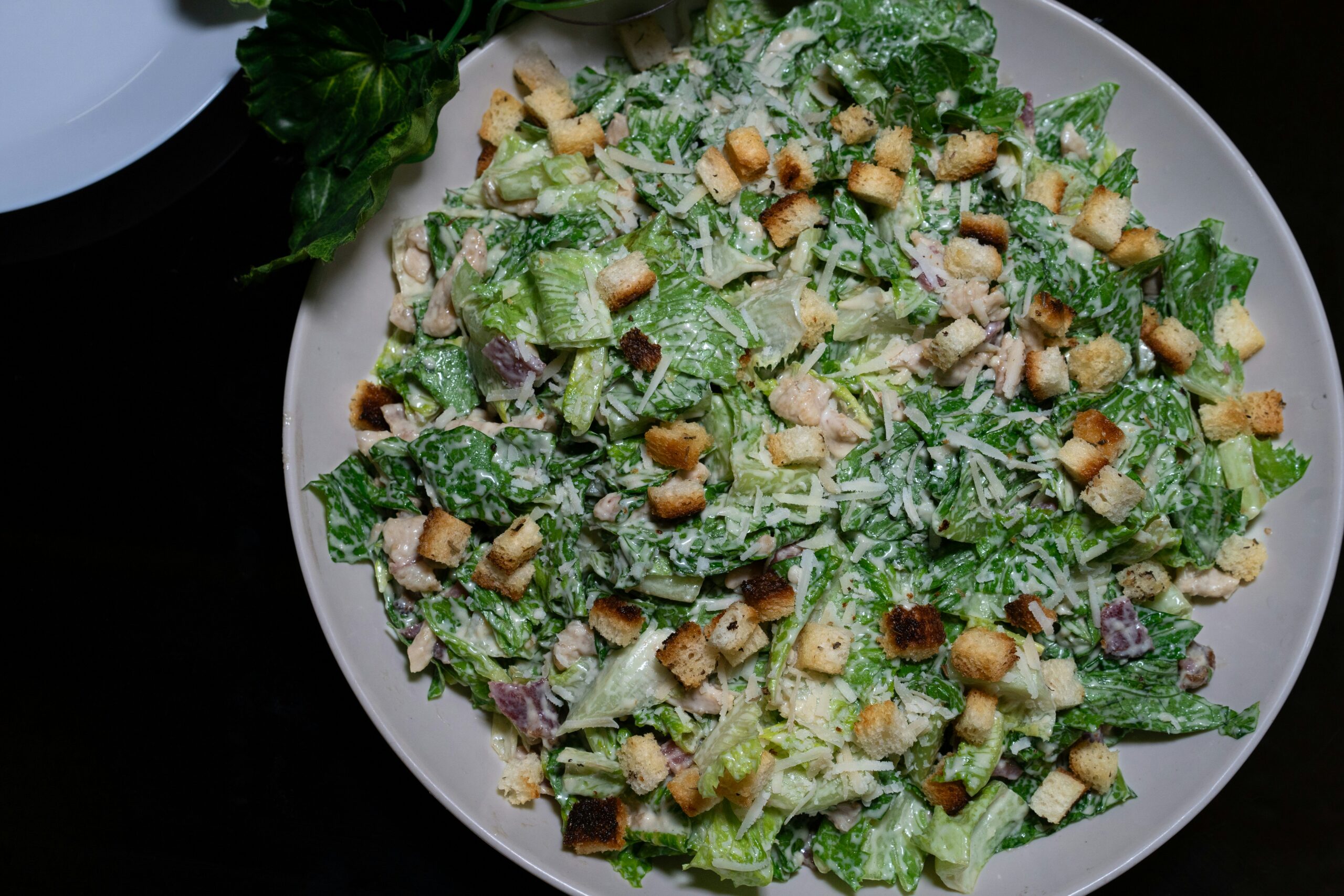 The High-Protein Bistro Quick-Fix: Master the Crispy Chicken Caesar Flatbread