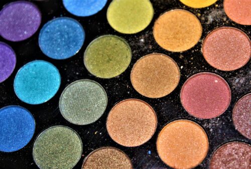 The Art of Contrast: Discovering the Best Eyeshadow Combos for Your Skin Tone