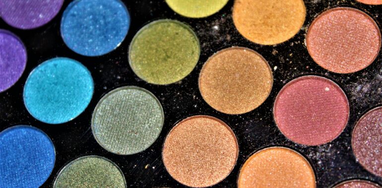 The Art of Contrast: Discovering the Best Eyeshadow Combos for Your Skin Tone