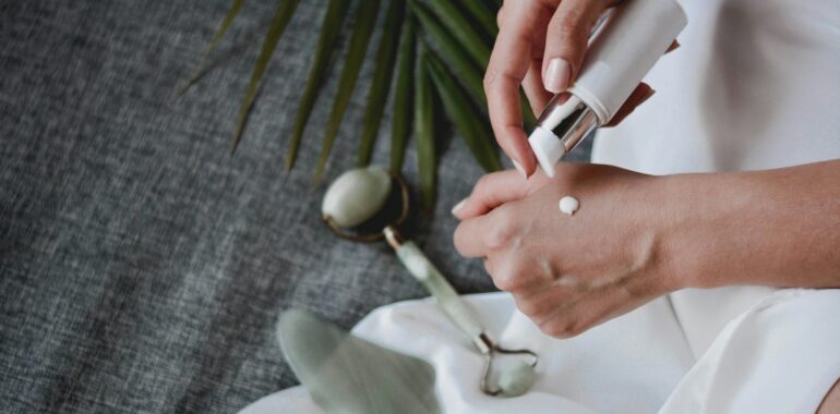 The Conscious Cart: A Guide to the Best Healthy and Natural Cosmetics on Amazon