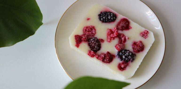 The Cryo-Freeze Canvas: 4 High-Protein Yogurt Bark Variations to Reset Your Snack Routine