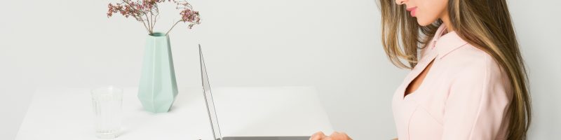 The Desk-Bound Reset: 5 Postural Habits to Reverse the “Office Slump”